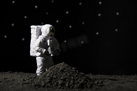 航天科技夜晚宇航员月球探测土壤摄影图配图