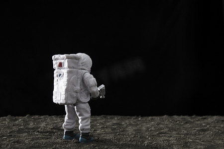 太空登月摄影照片_航天技术夜晚宇航员模拟月球创意微距摄影图配图