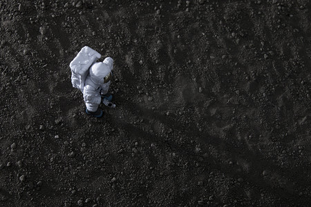 月球元素摄影照片_创意摄影夜晚宇航员模拟月球创意微距摄影图配图
