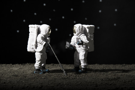 航天研发摄影照片_探索航天技术夜晚宇航员模拟月球创意微距摄影图配图