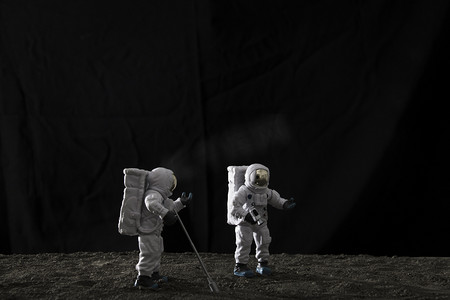 航天科技夜晚两个宇航员月球勘测摄影图配图