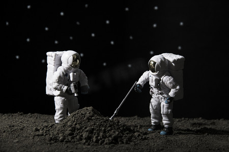 航天科技夜晚两个宇航员月球探测土壤摄影图配图