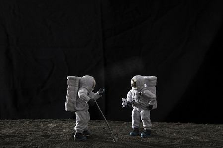 太空登月夜晚宇航员模拟月球创意微距摄影图配图
