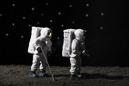 太空探索夜晚两个宇航员月球漫步摄影图配图