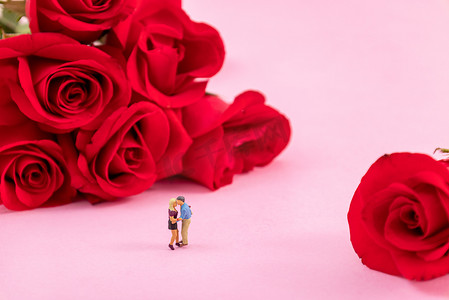 红玫瑰情人节创意微缩粉色背景摄影图配图