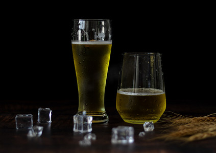 冰镇啤酒白天啤酒杯酒吧静物摄影图配图