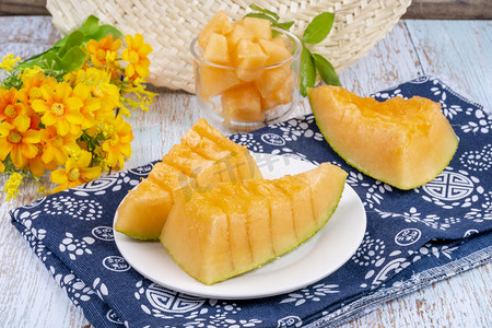 哈密瓜摄影照片_应季水果新鲜食材夏季哈密瓜摄影图配图