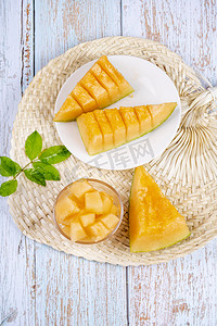 夏季新鲜水果鲜甜哈密瓜摄影图配图