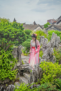 汉服美女下午美女假山全身摄影图配图