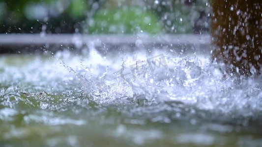 水花溅起摄影照片_夏天唯美大雨雨滴落入水面溅起水花意境