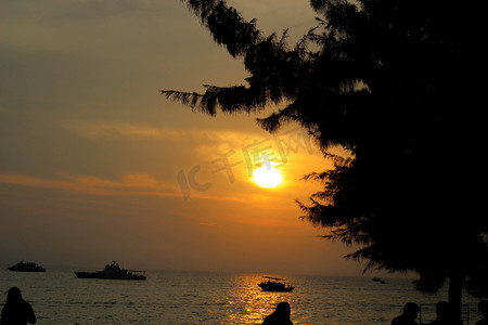黄色海边摄影照片_海边夕阳海沙滩看摄影图配图
