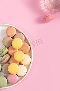 马卡龙美食摄影照片_马卡龙西式甜品甜点粉色海报摄影图配图