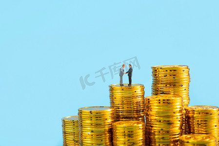 融资金融摄影照片_商务金融蓝色背景微缩创意摄影图配图