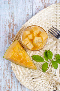 清新夏季美味哈密瓜食材摄影图配图