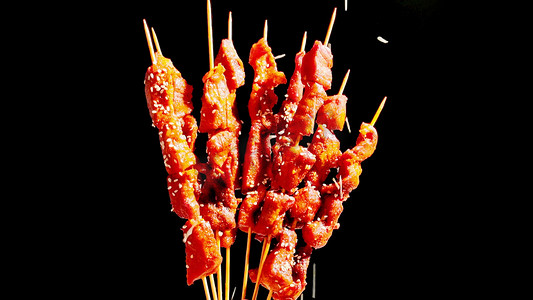 烤肉餐饮摄影照片_实拍夏日夏天烤肉夜宵烧烤碳烤羊肉