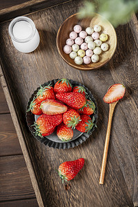 休闲时光美味酸奶豆新鲜草莓果摄影图配图