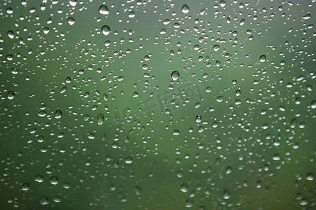 雨点摄影照片_玻璃上的雨水下午雨水室内无摄影图配图