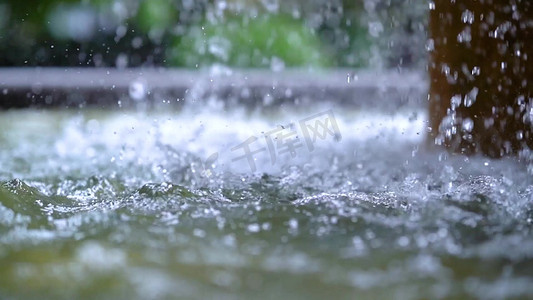 小雨中雨大雨摄影照片_唯美夏天大雨雨滴落入水面溅起水花