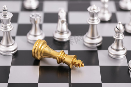 金银棋子国际象棋博弈创意摄影图配图