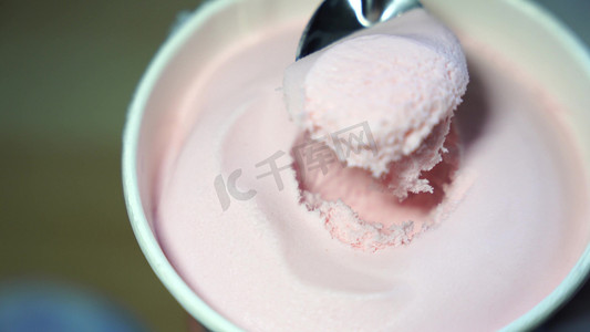 夏日夏天解暑吃冰淇淋特写挖冰淇淋