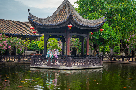 古裝花旦摄影照片_粤剧花旦下午花旦园林唱戏摄影图配图