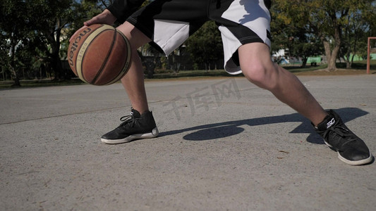 打篮球人物摄影照片_球场打篮球运球的人