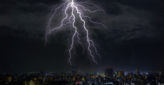 城市雷雨闪电天气背景图片_雷电大雨中的城市