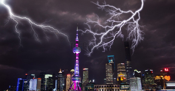 黑云闪电背景图片_城市上空的大雨闪电雷电