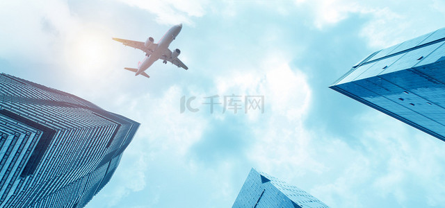 旅游简约大气背景图片_飞机天空城市商务城市建筑蓝天
