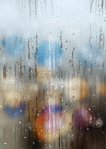 玻璃水珠背景图片_车窗外街道下雨背景