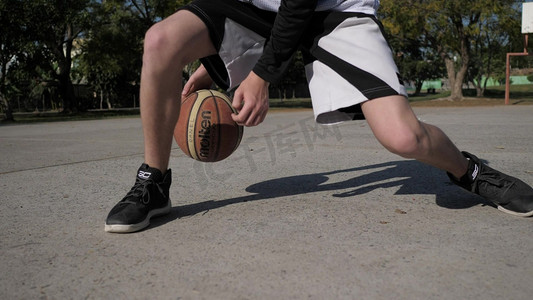 打篮球人物摄影照片_青年打篮球运球球场