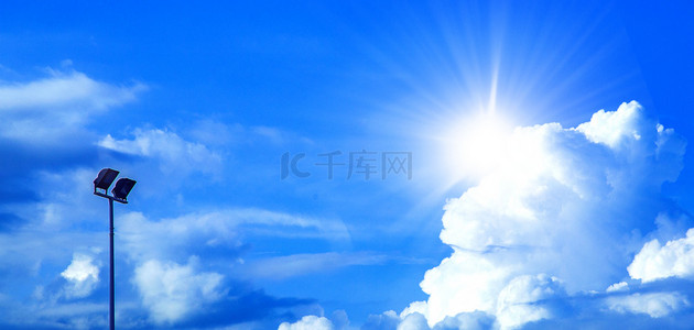 阳光光束背景图片_太阳云层阳光蓝天白云简约天空