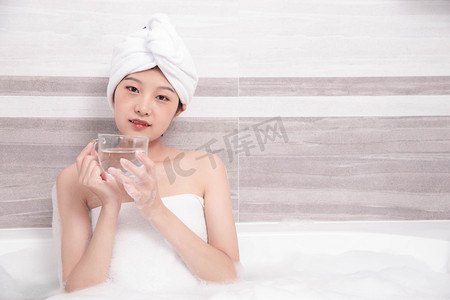 洗澡白天美女家里浴室摄影图配图