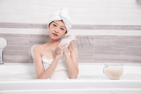 洗澡白天美女浴缸清洁摄影图配图