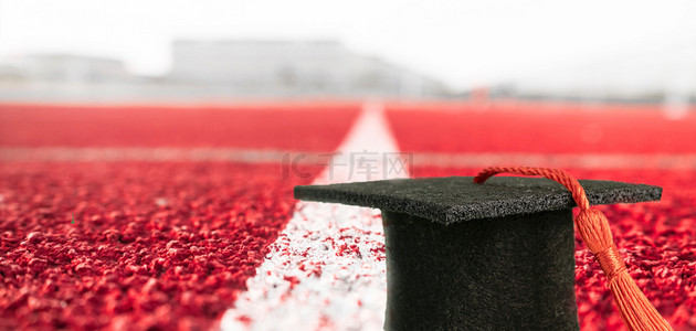 红色毕业季背景图片_毕业季帽子红色清新背景