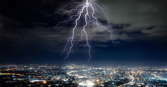 灾害天气背景图片_城市上空的大雨闪电雷电
