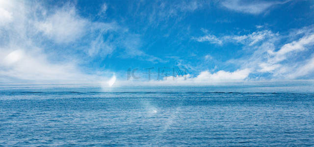 海边蓝天白云背景图片_夏天清凉大海蓝天白云背景