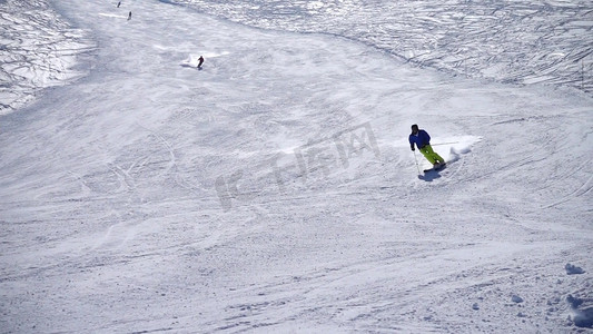 慢的摄影照片_滑雪场滑雪的人