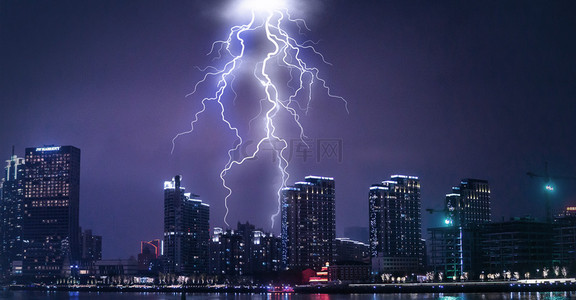 雷电大雨中的城市