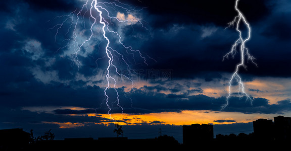 各类天气背景图片_城市上空的大雨闪电雷电