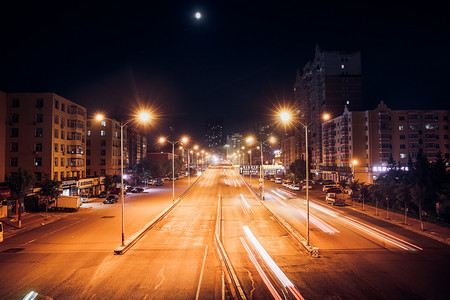 城市路灯摄影照片_城市夜晚道路夜晚道路车灯光绘摄影图配图