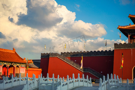 红墙黄瓦摄影照片_紫荆城夕阳桥城墙风景静物摄影图配图