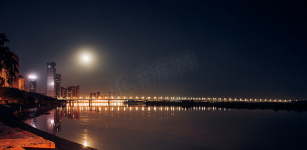 公路大桥摄影照片_城市夜景夜晚公路大桥大桥夜景摄影图配图