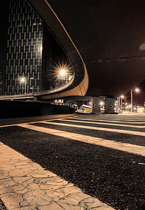 城市夜晚江畔路道路夜景摄影图配图