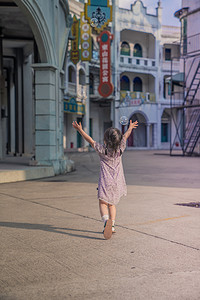 旧香港摄影照片_儿童背影下午儿童旧香港街背影奔跑摄影图配图