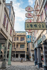 旧香港摄影照片_旧香港街夕阳建筑影视城建筑摄影图配图