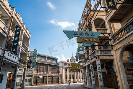 旧香港摄影照片_香港街傍晚建筑影视城建筑摄影图配图