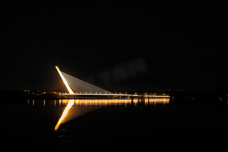 城市夜晚太阳桥大桥桥体灯光摄影图配图