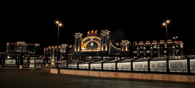 城市路灯摄影照片_城市夜晚哈尔滨火车站火车站夜景摄影图配图