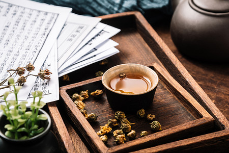 菊花枸杞摄影照片_美食白日菊花茶水木托盘上放置摄影图配图